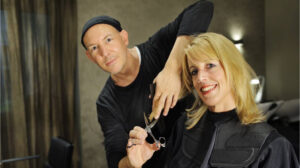 Kerstin Hense lässt sich von Max Höhn nach ihrem Sternzeichen frisieren Foto: David Heerde